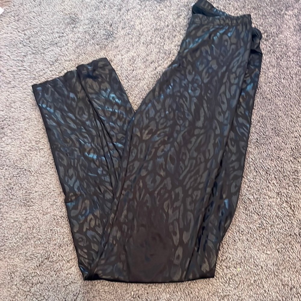 Shiny cheetah print leggings
